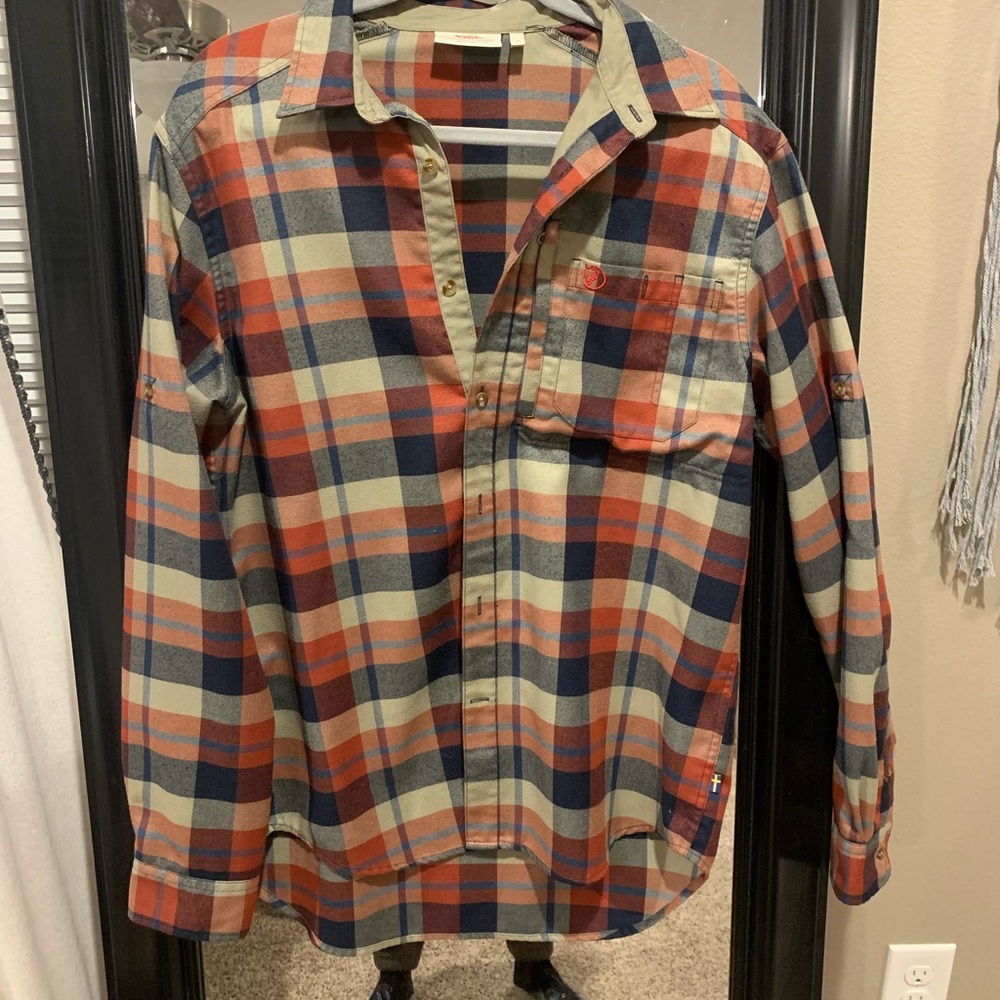 Fjallraven long sleeve button down flannel. Excellent condition. Size M